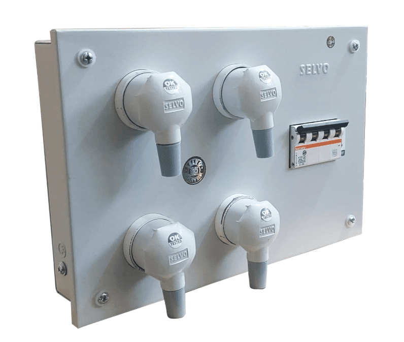 SELVO 20A 4 WAY (TPN) METAL CLAD PLUG & SOCKET DISTRIBUTION BOARD (Fitted with 20A single pole MCB's)